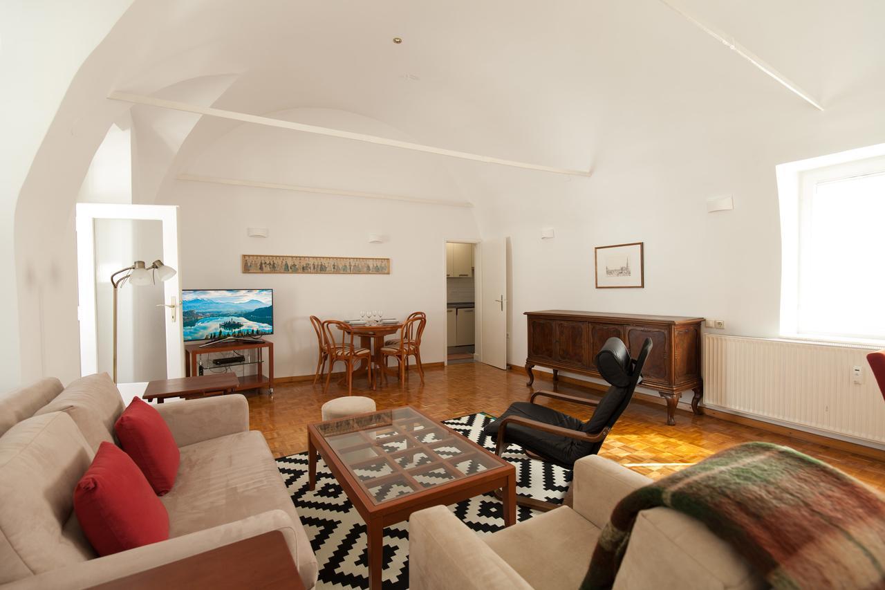 Charming Apartment Laura Tour As Ljubljana By Town Hall Exterior foto