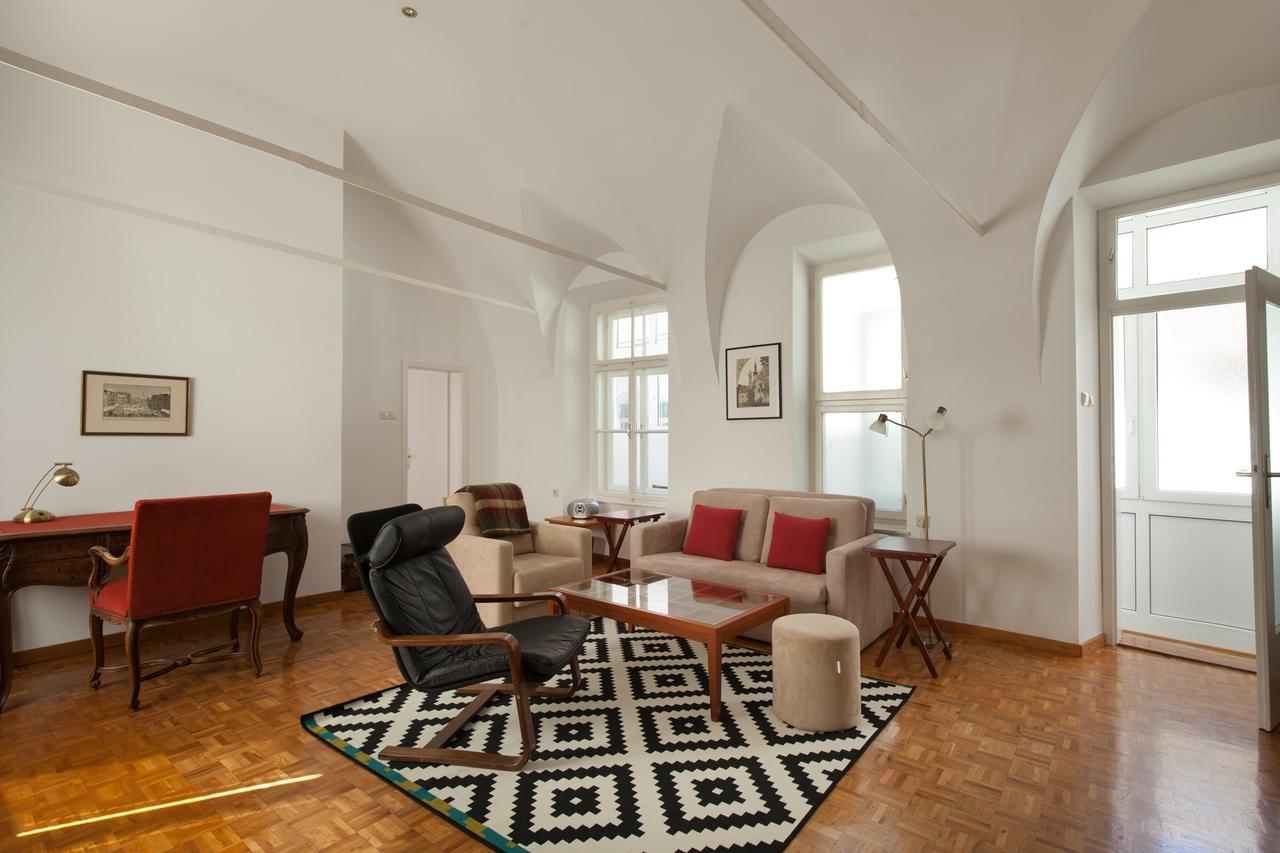 Charming Apartment Laura Tour As Ljubljana By Town Hall Exterior foto